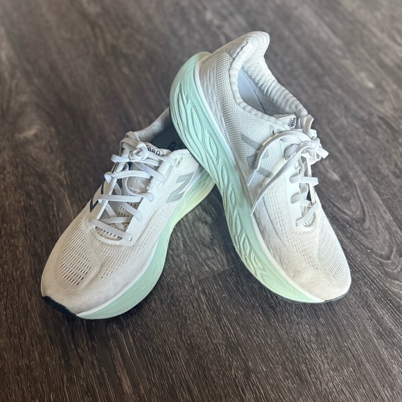 New Balance 1080 v13 - Picture 1 of 5